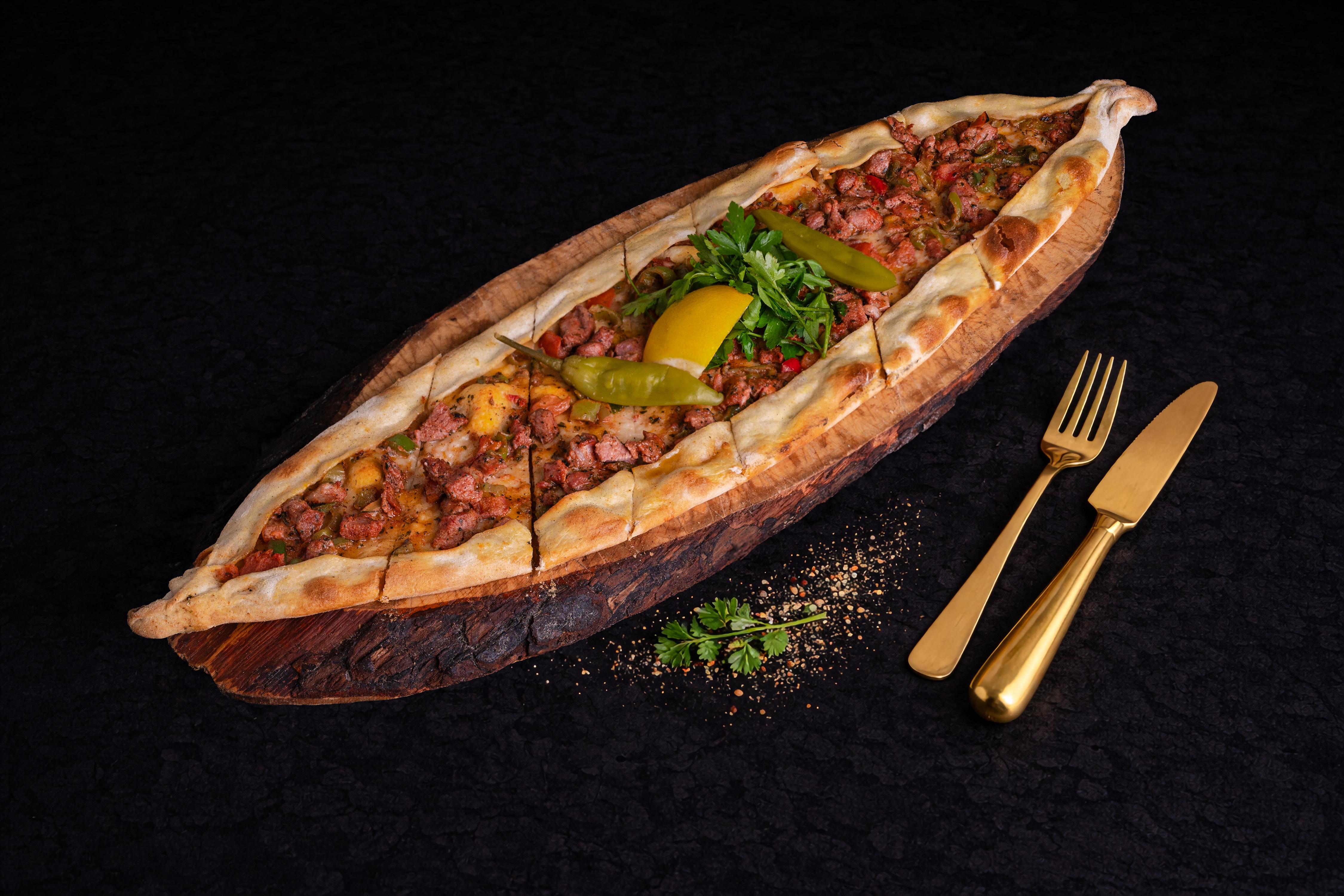 Pide with diced meat